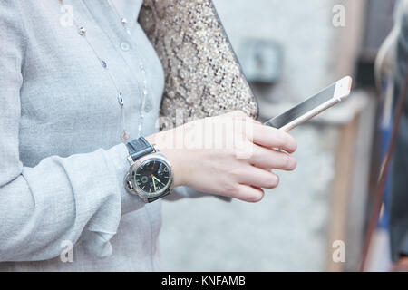 MILAN - 24 SEPTEMBRE : Femme avec Luminor Panerai montre Trussardi avant fashion show, Milan Fashion Week street style le 24 septembre 2017 à Milan. Banque D'Images