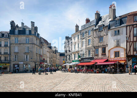 Nouvelle-Aquitaine, Poitiers, France - Juillet 03, 2012 : Poitiers rue avec architecture et bâtiments un jour d'été Banque D'Images