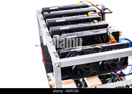 Bitcoin altcoin Cryptocurrency ethereum carte graphique miner mining rig. Crypto fait maison equipement minier de devises en cas d'aluminium avec carte mère, Banque D'Images