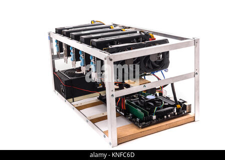 Bitcoin altcoin Cryptocurrency ethereum carte graphique miner mining rig. Crypto fait maison equipement minier de devises en cas d'aluminium avec carte mère, Banque D'Images