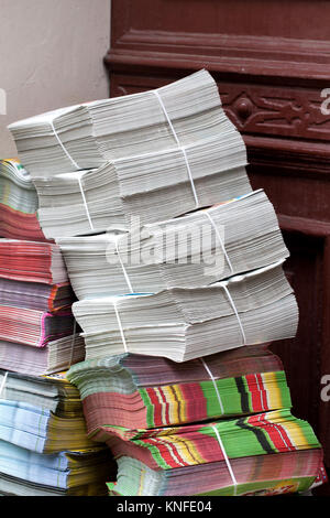 Pile de journaux annonces couché sur le seuil de la maison Banque D'Images