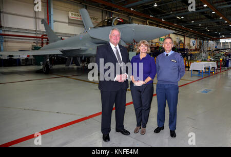 (De gauche à droite) combat Air Directeur général de BAE Systems Martin Taylor, Ministre des achats de défense Harriett Baldwin et le commandant de la Force de la RAF Ian Duguid au BAE Warton dans le Lancashire, où sont assemblés les avions Eurofighter Typhoon. BAE Systems a annoncé un contrat d'une valeur de 5 milliards de livres sterling pour la fourniture d'avions au Qatar, ce qui contribue à la sécurité des emplois au Royaume-Uni. Banque D'Images