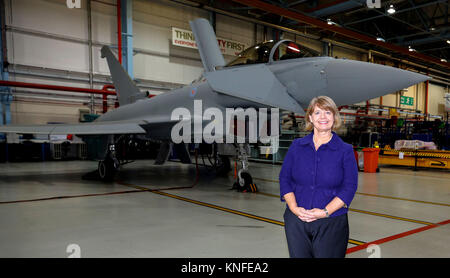 Ministre des achats de défense, Harriett Baldwin, à BAE Warton, dans le Lancashire, où sont assemblés les avions Eurofighter Typhoon. BAE Systems a annoncé un contrat d'une valeur de 5 milliards de livres sterling pour la fourniture d'avions au Qatar, ce qui contribue à la sécurité des emplois au Royaume-Uni. Banque D'Images