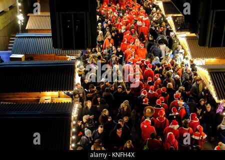 Des milliers de fêtards habillée en père descendre sur Londres pour Santacon annuellement en décembre. Pris sur la rive sud de la Tamise près de Waterloo Banque D'Images