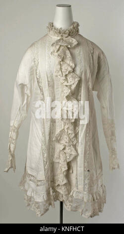 Cette veste de chambre historique de la collection MET affiche un design complexe et des matériaux luxueux, caractéristiques de sa période de mode. Banque D'Images