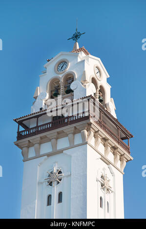 Close-up de la tour de la Basilique de Nuestra Señora de la Candelaria, lieu de pèlerinage et de culte de la Vierge Noire, patronne des Canaries Banque D'Images