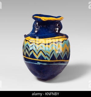 Cet aryballos est un flacon de parfum en verre translucide présentant une décoration complexe, reflétant l'artisanat ancien et les pratiques d'ornement personnel. Banque D'Images