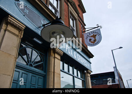 Fox and Grapes public house, Snienton, Nottingham, localement connu sous le nom de jolies fenêtres. Banque D'Images