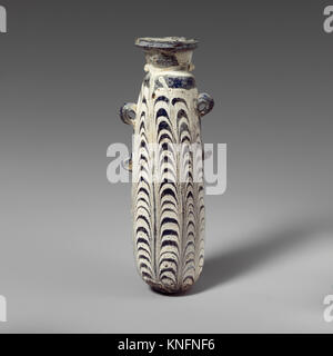 Cet alabastron en verre, ou flacon de parfum, de la collection MET est un artefact ancien utilisé pour stocker des huiles ou des parfums, mettant en vedette un artisanat délicat et un design typique de l'époque. Banque D'Images