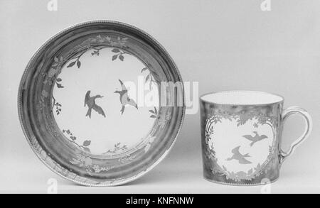 Cette tasse et soucoupe en porcelaine à pâte molle de la Manufacture de Vincennes démontre le savoir-faire, les matériaux et le design français du XVIIIe siècle pour la restauration et le thé. Banque D'Images