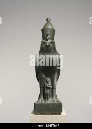 Cette œuvre représente Horus protégeant le roi Nectanébo II, représentant l'art égyptien, le symbolisme religieux et l'iconographie royale de la période ptolémaïque. Banque D'Images