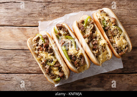 Cheesesteak délicieux sandwiches close-up sur le papier sur la table. Haut horizontale Vue de dessus Banque D'Images