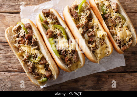 Philly cheese steak sandwich servi sur le papier parchemin sur la table. Haut horizontale Vue de dessus Banque D'Images