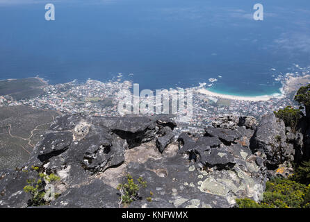 Vue du haut de la Montagne de la table à la recherche vers le bas en direction de la ville de Cape Town, Afrique du Sud Banque D'Images