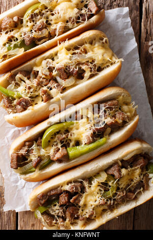 Philadelphia cheesesteak sandwich close-up sur le papier sur la table. Haut Vertical Vue de dessus Banque D'Images