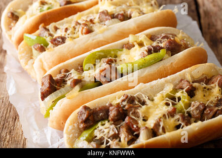 Philadelphia cheesesteak sandwich close-up sur le papier sur la table horizontale. Banque D'Images