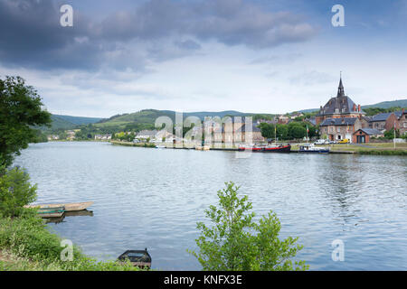 France, Ardennes (08), parc naturel régional des Ardennes, Haybes sur la rive droite de la Meuse // France, Ardennes, Parc Naturel Régional des Ardennes, Banque D'Images