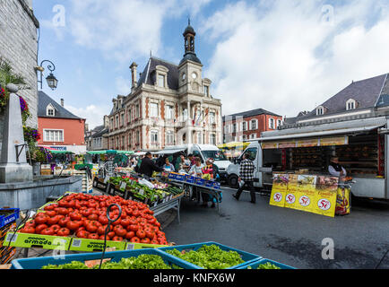 France, Ardennes (08), parc naturel régional des Ardennes, Givet, le marché en centre ville // France, Ardennes, Parc Naturel Régional des Ardennes, Givet, Banque D'Images