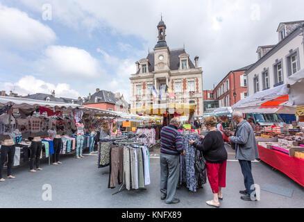 France, Ardennes (08), parc naturel régional des Ardennes, Givet, le marché en centre ville // France, Ardennes, Parc Naturel Régional des Ardennes, Givet, Banque D'Images