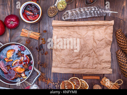 Vin chaud dans une casserole en fer et un défilement papier vide pour l'enregistrement d'une boisson recette, vue d'en haut Banque D'Images