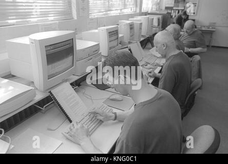 Les détenus de prison à l'acquisition de compétences en informatique dans l'enseignement prix à la prison HMP Winchester, Winchester, Hampshire, United Kingdom. 10 mai 2001. Banque D'Images