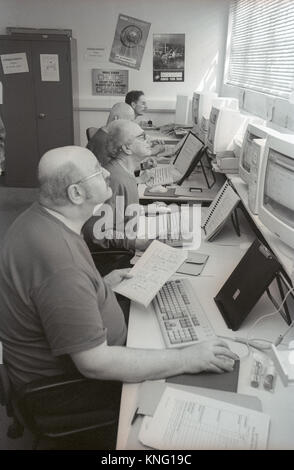 Les détenus de prison à l'acquisition de compétences en informatique dans l'enseignement prix à la prison HMP Winchester, Winchester, Hampshire, United Kingdom. 10 mai 2001. Banque D'Images