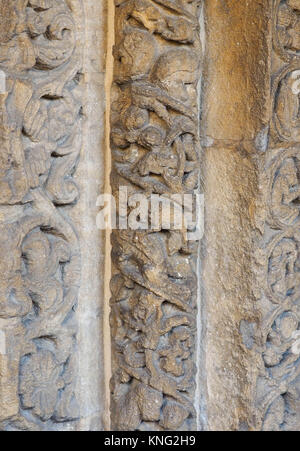 Détail de la SCULPTURE SUR PIERRE AUTOUR DE LA PORTE D'ENTRÉE À PRIORI, cathédrale d'ELY, Ely, Cambridgeshire Banque D'Images