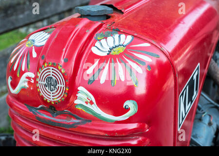 Détail de la décoration peinte à la main sur la bière le tracteur à Fiakerwirt, Filzmoos, Autriche, Europe Banque D'Images