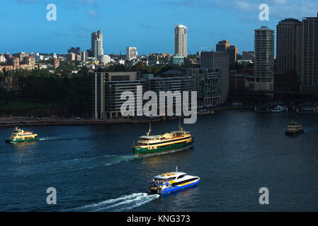 Vue aérienne de traversiers sur leur approche de Circular Quay avec appartements Bennelong aka le grille-pain. Le centre-ville de Sydney, Nouvelle Galles du Sud en Australie. Banque D'Images