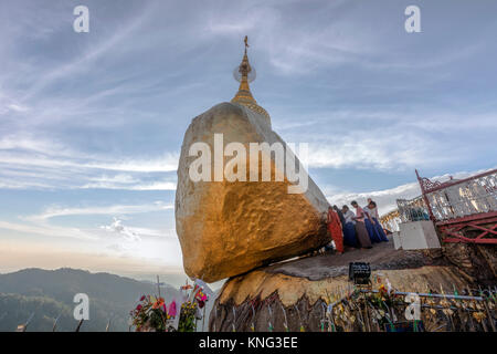 Pagode Kyaiktiyo, Golden Rock, au Myanmar, en Asie Banque D'Images