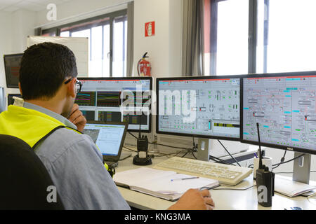 Les données de surveillance de l'ingénieur dans la salle de contrôle de Noor Banque D'Images