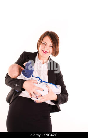 Jeune mère de famille avec son bébé isolé sur blanc. Mère au travail équilibre concept. Banque D'Images