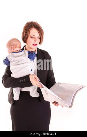 Jeune mère avec son bébé dans une main et des documents dans un autre isolé sur blanc. Mère au travail équilibre concept. Banque D'Images