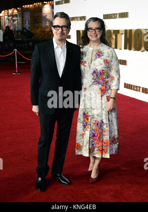 Gary Oldman et épouse Gisèle Schmidt assistant à l'heure la plus sombre Premiere tenue à l'Odéon, Leicester Square, Londres. Banque D'Images