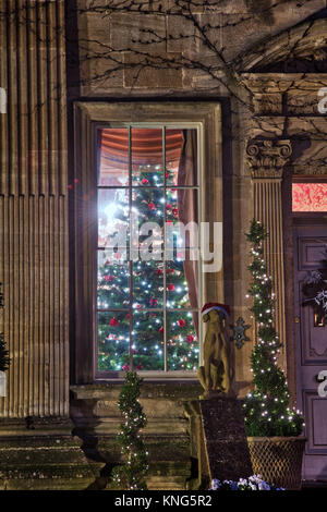 Arbre de Noël et décorations dans et à l'extérieur d'une maison de ville à Chipping Campden, Cotswolds, Gloucestershire, Angleterre. HDR Banque D'Images