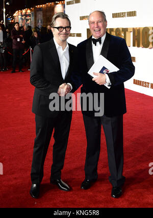 Gary Oldman et Randolph Spencer-Churchill assistant à l'heure la plus sombre Premiere tenue à l'Odéon, Leicester Square, Londres. Banque D'Images