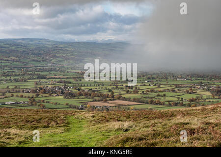 Une douche à effet pluie dérive sur la vallée au-dessous de la gamme de Clwydian Hills près de Moel Famau dans le Nord du Pays de Galles. Pays de Galles, Royaume-Uni. Banque D'Images