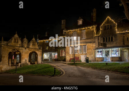 Affichage de vitrine de Noël et market hall de nuit à Chipping Campden, Cotswolds, Gloucestershire, Angleterre Banque D'Images