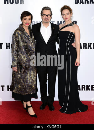 Kristin Scott Thomas, Gary Oldman et James Lily assistant à l'heure la plus sombre Premiere tenue à l'Odéon, Leicester Square, Londres. Banque D'Images