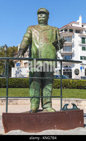 Cascais, Portugal - 14 août 2017 : Le roi Carlos l de Portugal statue trône dans la rue en journée d'été Banque D'Images