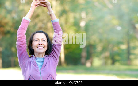 Portrait de femme mature avant ou après un jogging dans le parc. Jolie femme mature à rester en forme et en bonne santé Banque D'Images