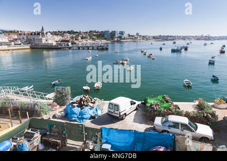 Cascais, Portugal - 14 août 2017 : baie de Cascais ville. Petits bateaux de pêche rendez-vous sur la mer en journée d'été Banque D'Images