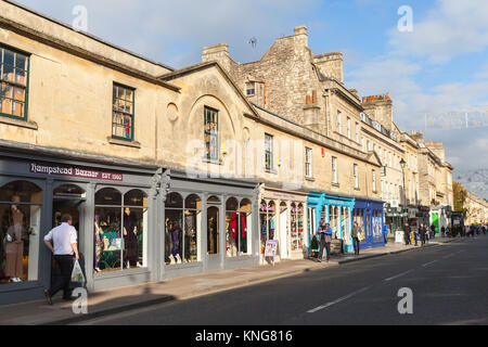 Bath, Royaume-Uni - 2 novembre, 2017 : le Pont Pulteney Street View de Bath, Somerset. Les gens ordinaires et les touristes à pied la rue. La ville est devenue Banque D'Images