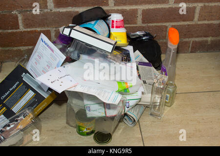 Les déchets ménagers recyclables divers recueillis dans un foyer des retraités à Bangor comté de Down en Irlande du Nord sur quelques jours seulement Banque D'Images