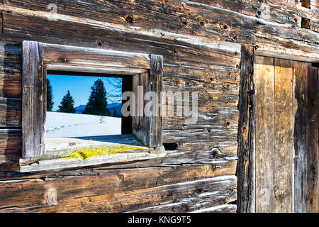 Fenêtre et porte de vintage vieux chalet en bois maquillage hiver paysage de montagne. Fond rustique en bois. Banque D'Images