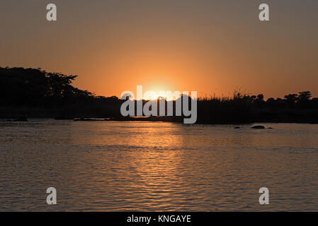 Coucher du soleil sur l'Okavango en Namibie Banque D'Images