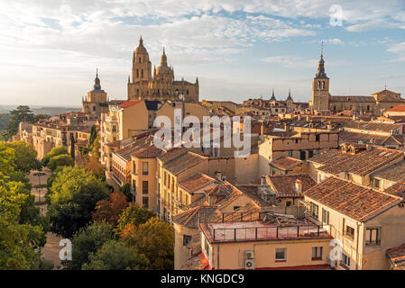 Vue sur la petite ville historique de Ségovie en Espagne centrale Banque D'Images