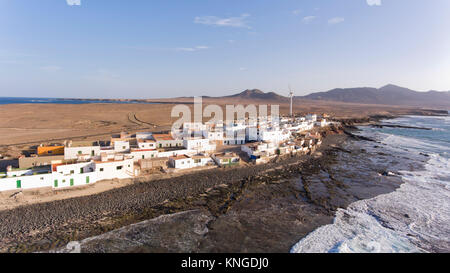 Vue aérienne du village de pêcheurs sur la rive de pierre plage de Puerto de la Cruz, Péninsule de Jandia, Fuerteventura, Îles Canaries, Espagne . Banque D'Images