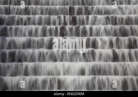 Cascades d'eau du barrage vers le bas Clearwen, Elan Valley, Powys, Wales Banque D'Images