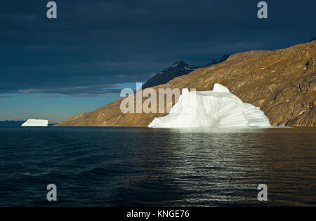 Deux icebergs rougeoyant dans la lumière du soir le long Fohnfjord, Scoresby Sound, du Groenland, de l'été 2017 Banque D'Images